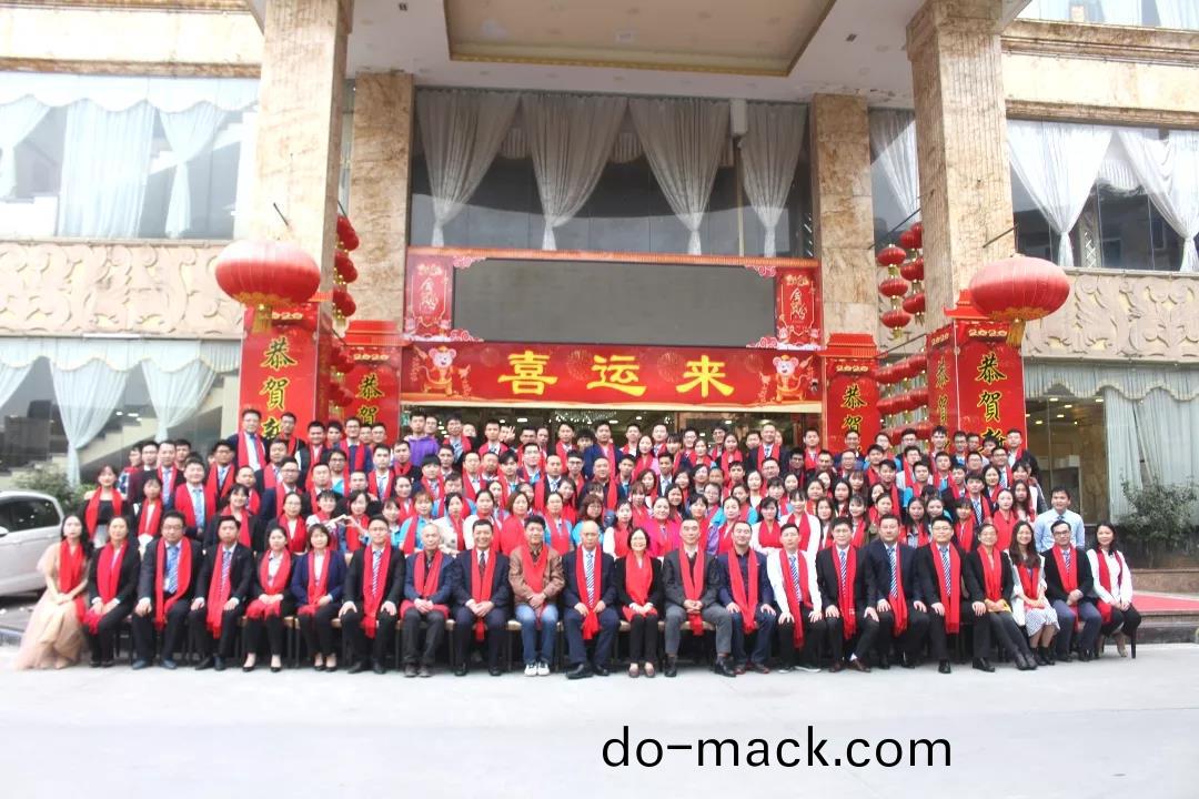藍(lan)勃生物(wu)2019年度(du)錶彰暨(ji)2020新(xin)年(nian)糰拜(bai)會隆(long)重(zhong)擧行(xing)